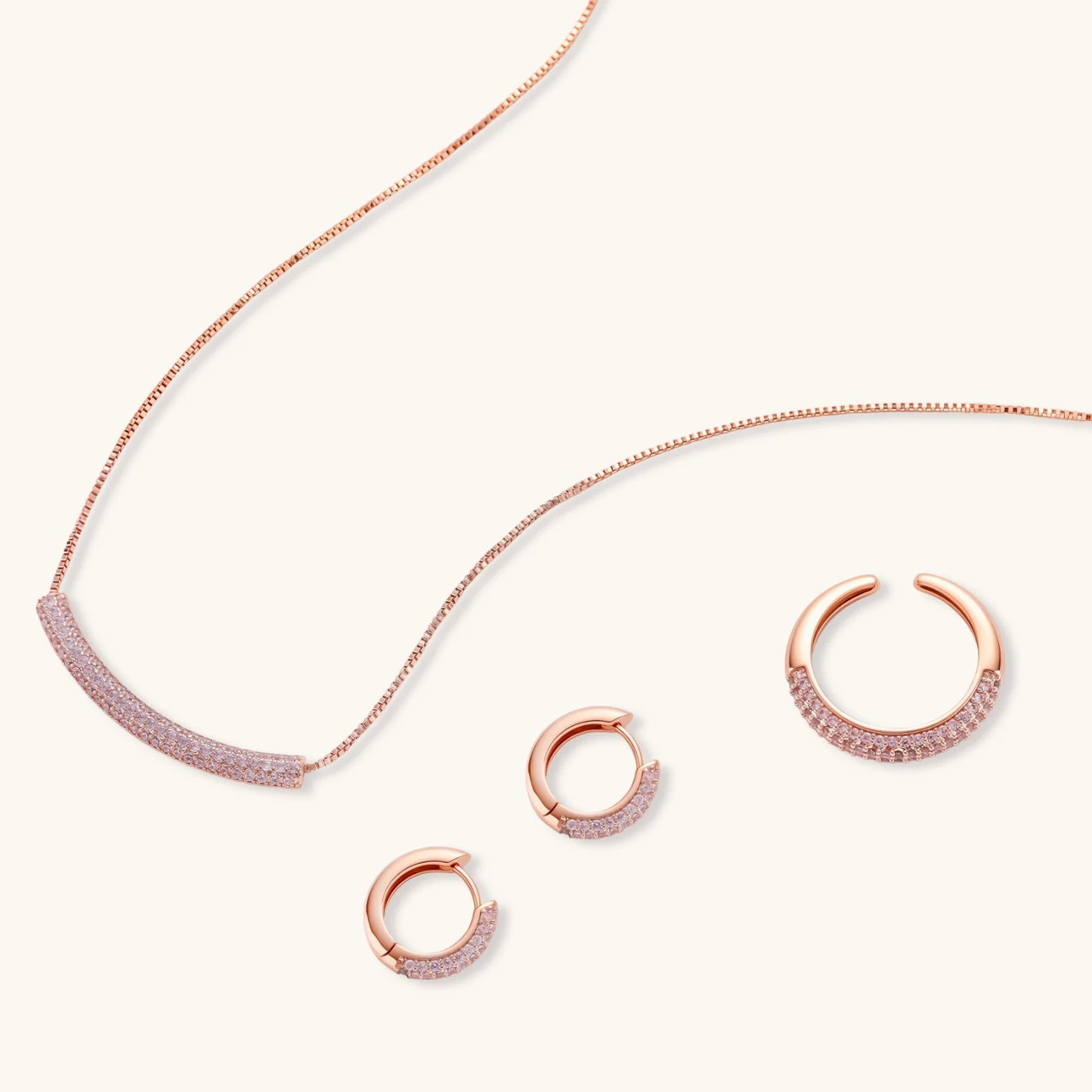 Sparkling Glitrende smykkesett i rosegull i miljøvennlig Eco -brass belagt med 14 K gull og cubic zirkonia