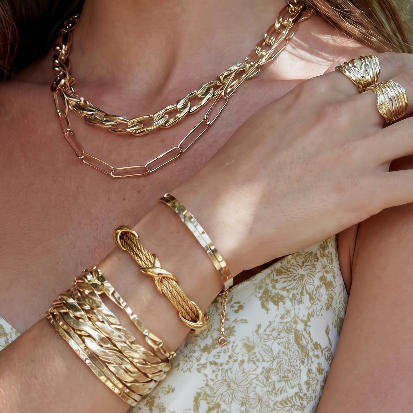 Cross Knot Cable Bracelet in 18 K Gold Plated Stainless Steel